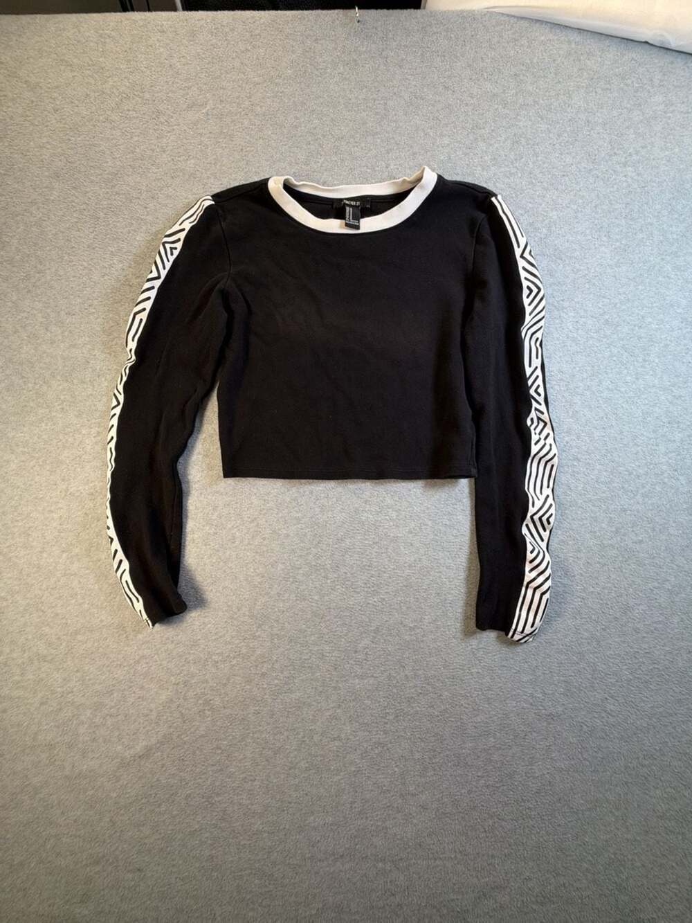 Forever 21 Long Sleeve Crop Top Size M Black White Pattern Arm Taping
